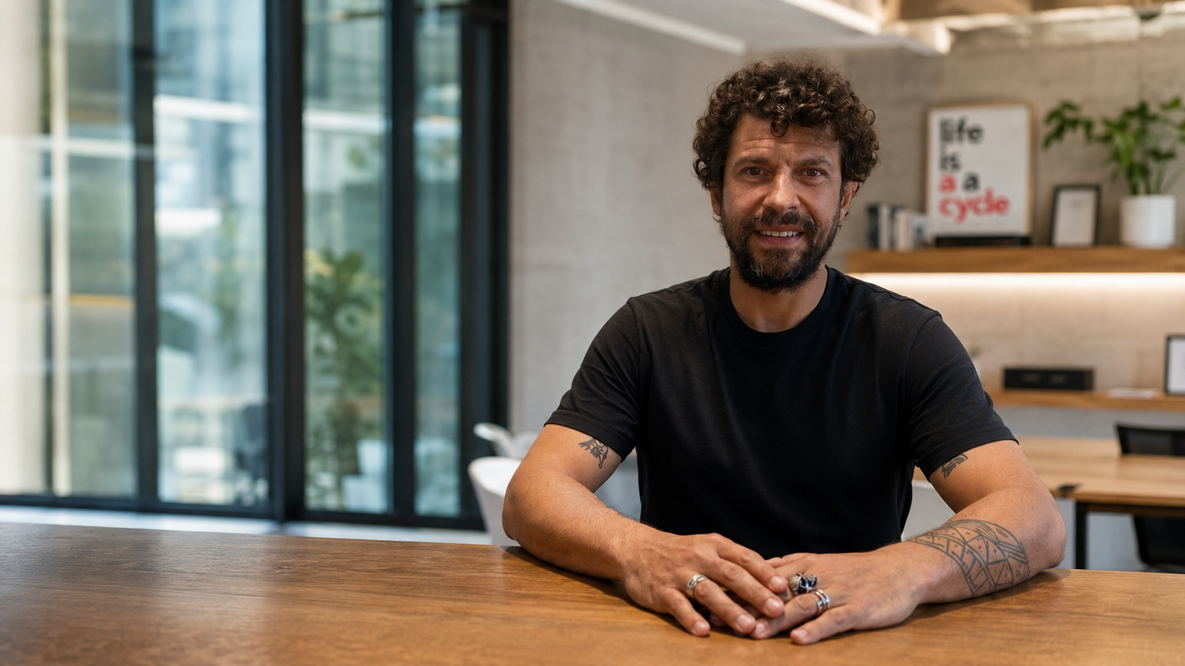 Guilherme Fernandes, especialista em presença local com Google e IA, em seu escritório